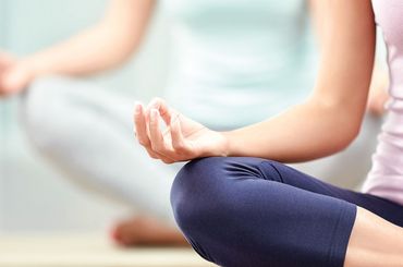 Yogaübung zur Rückbildung nach der Geburt