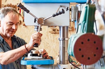 Peter Schönmann zu Huse in seiner Werkstatt