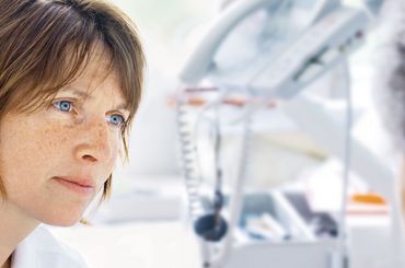 Physiotherapeutin bei der Behandlung einer Patientin