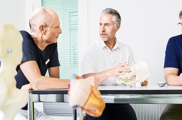 Dr. med. Patrick Hilti, Dr. med. Alexander Schug und Dr. med. Michael Bergner im Gespräch