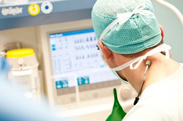 Anaesthesiefachperson bei der Überwachung eines Patienten am Computer