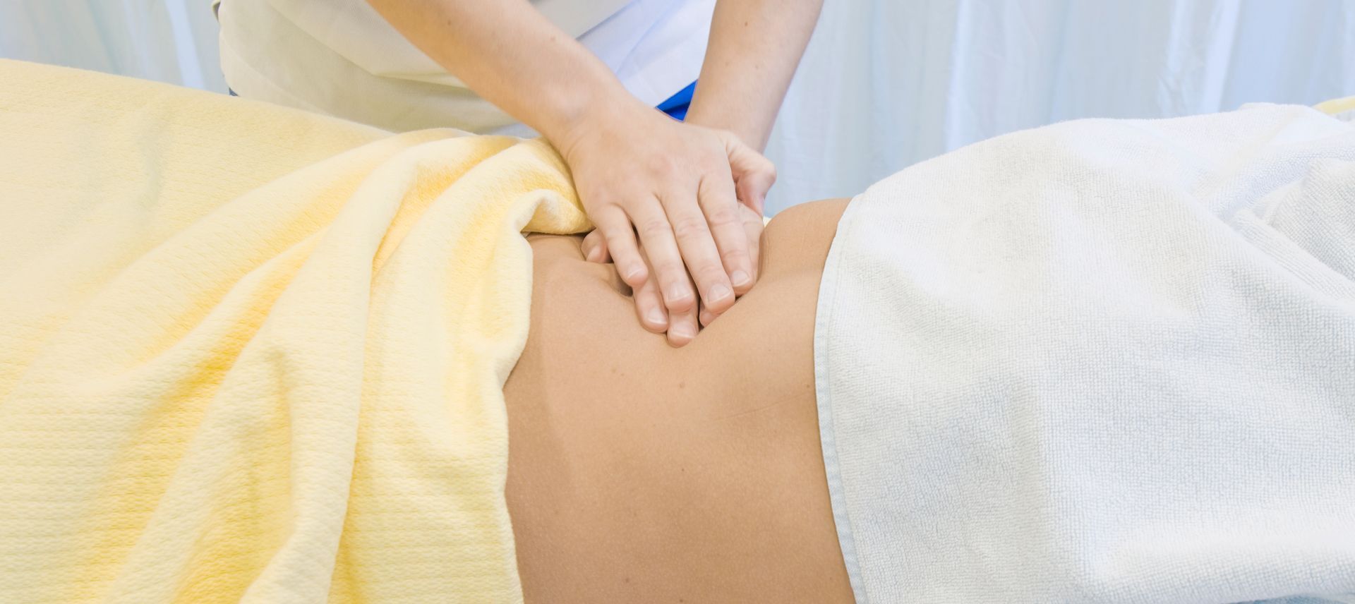 Rückenmassage durch einen Physiotherapeuten