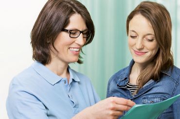 Ernährungsberaterin im Gespräch mit einer Patientin