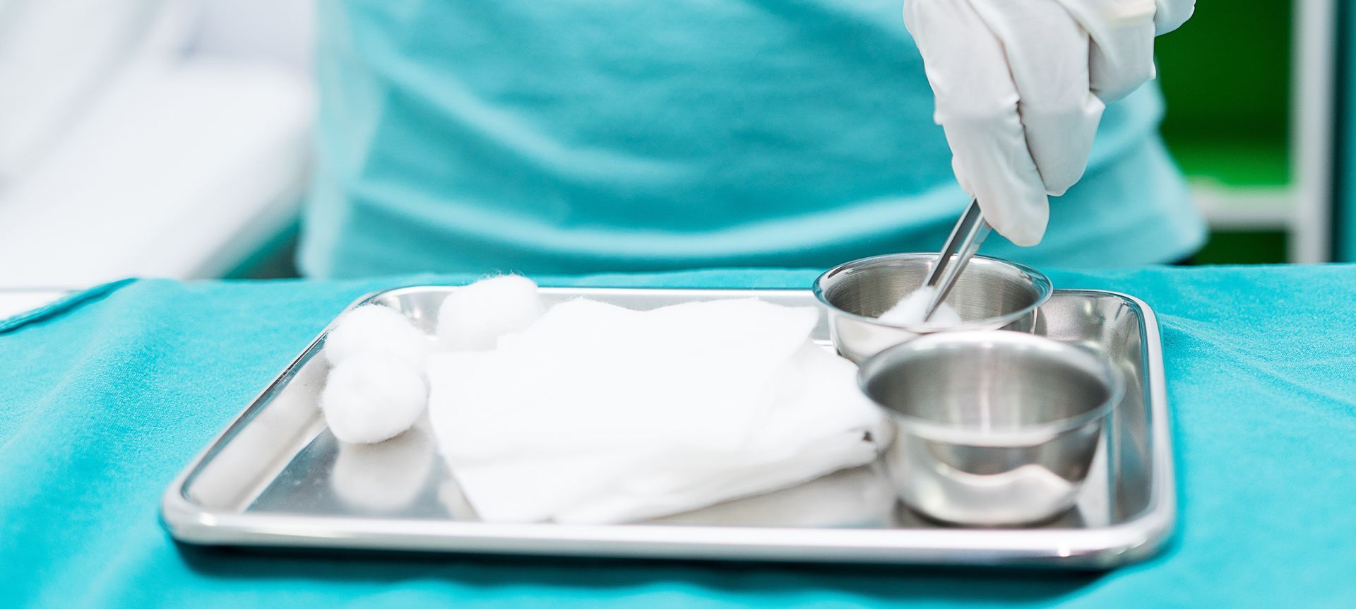 Vorbereitung von einem sterilen Wundkit für einen Patienten