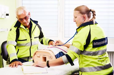 Rettungssanitäterin HF während einer Ausbildungssituation