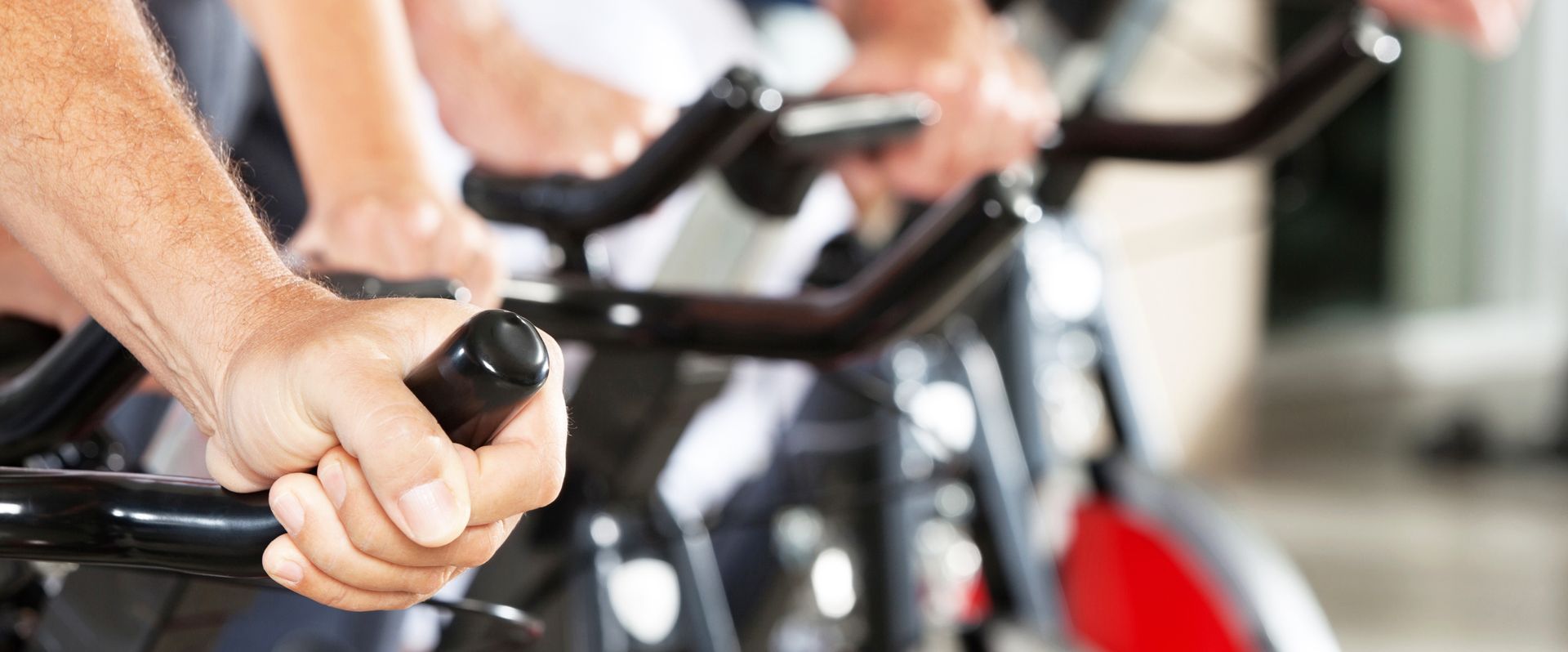 Personen trainieren auf einem Hometrainer