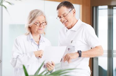 Dr. med. U. Bärtsch und Dr. med. B. Wetz in einer Besprechung