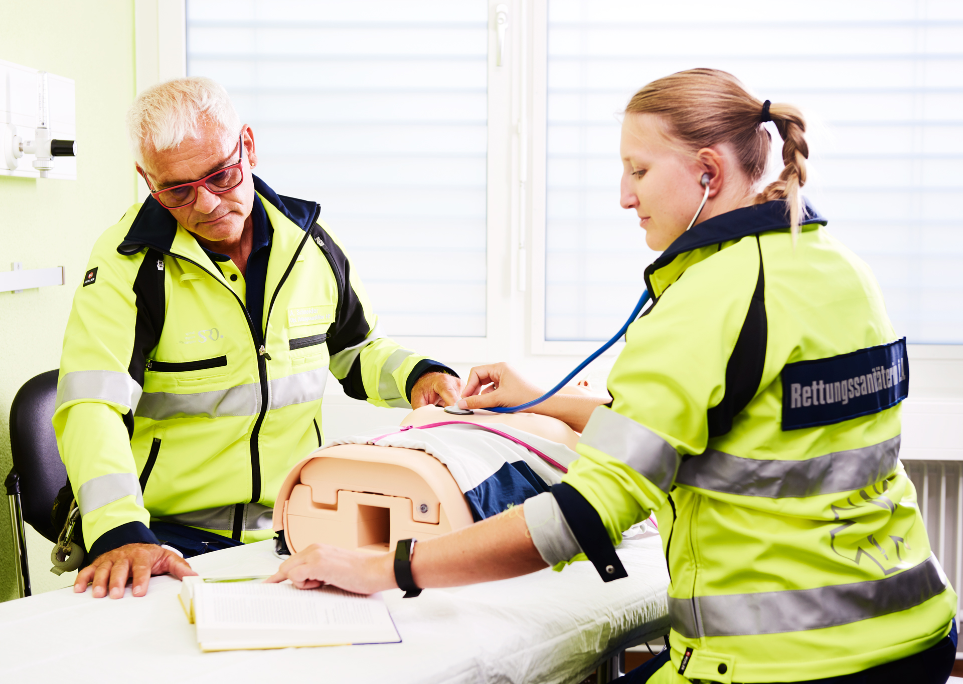 Rettungssanitäterin HF während einer Ausbildungssituation