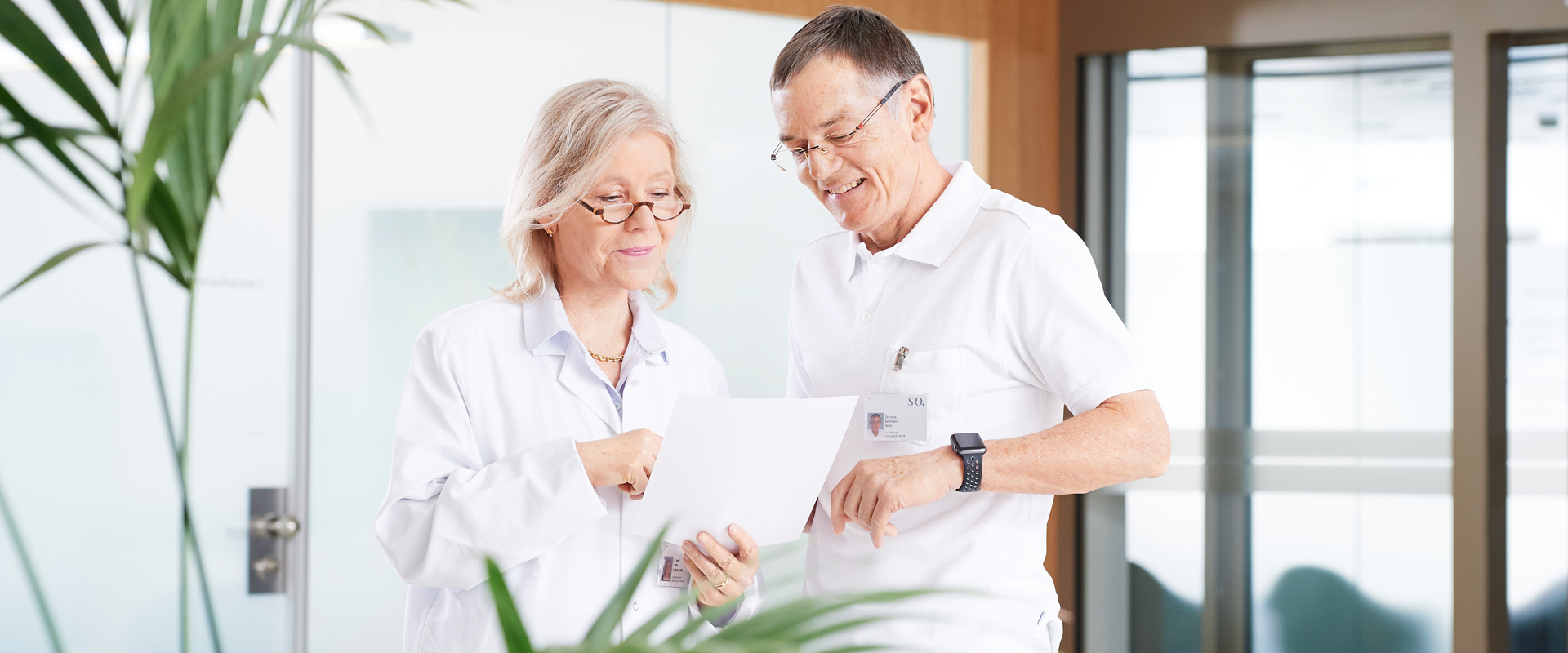 Dr. med. U. Bärtsch und Dr. med. B. Wetz in einer Besprechung