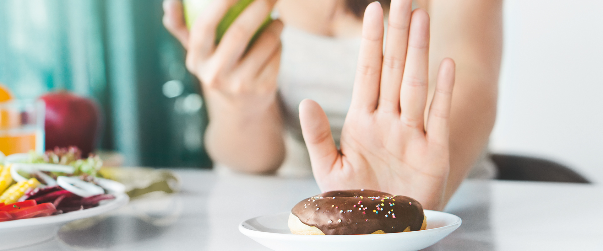 Süssigkeit wird mit Hand abgewehrt