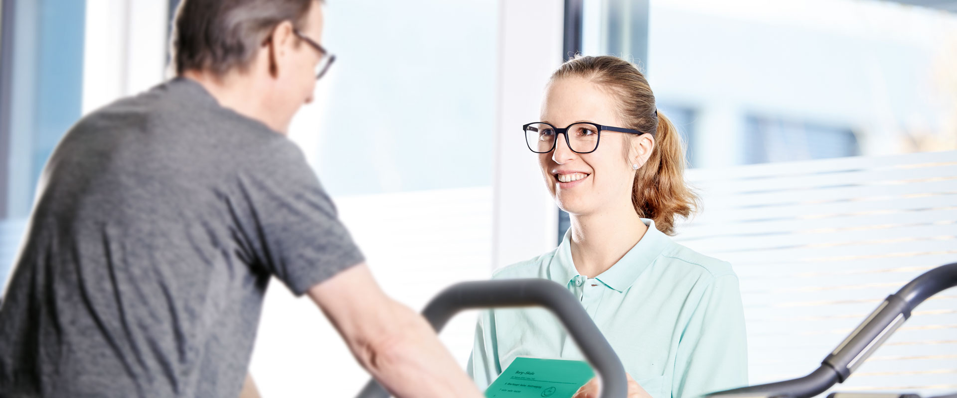 Ursina Buchmüller im Gespräch mit einem Patienten