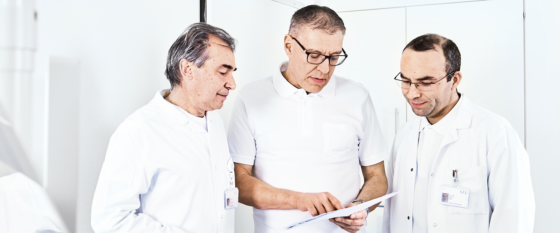 Dr. J. Angermeier, PD Dr. K. Truninger und M. Bilali Ärzte der Gastroenterologie an einer Besprechung