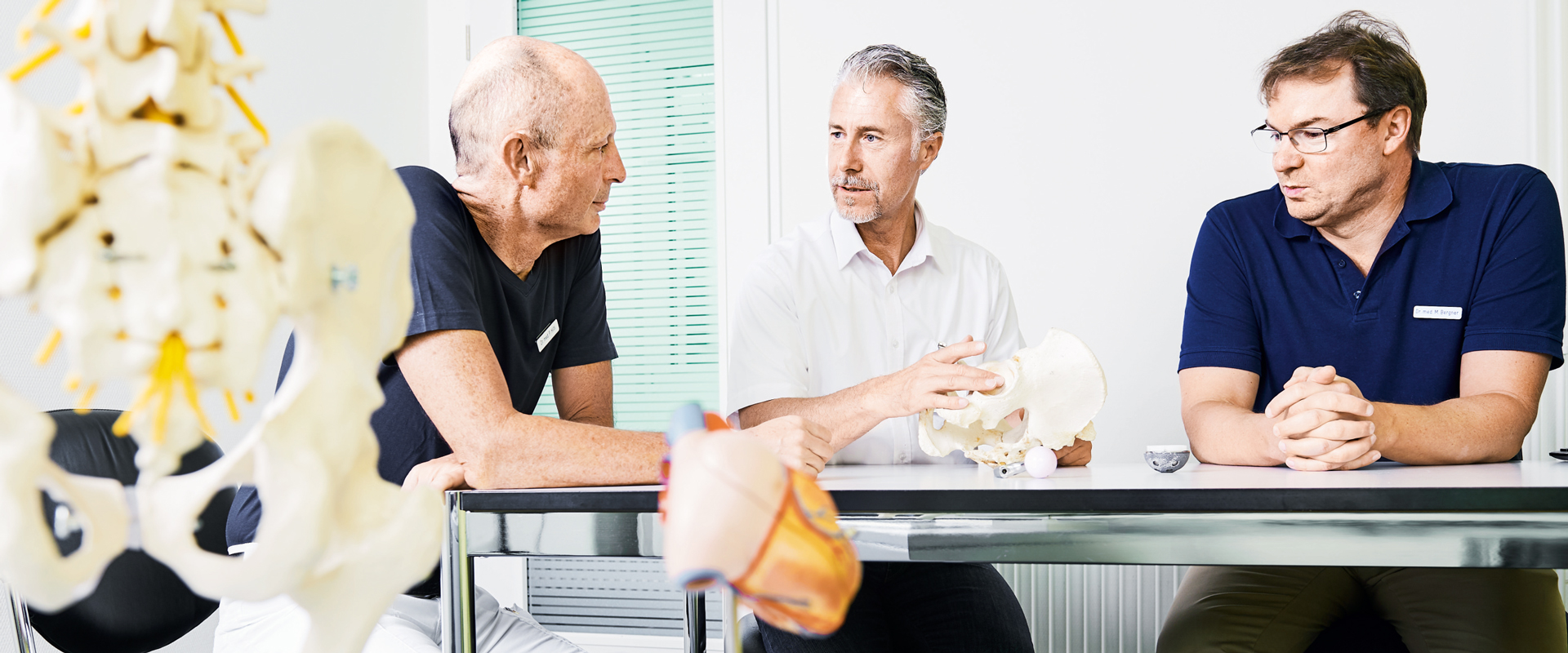 Dr. med. Patrick Hilti, Dr. med. Alexander Schug und Dr. med. Michael Bergner im Gespräch