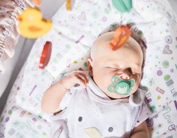 Baby schläft im Stubenwagen