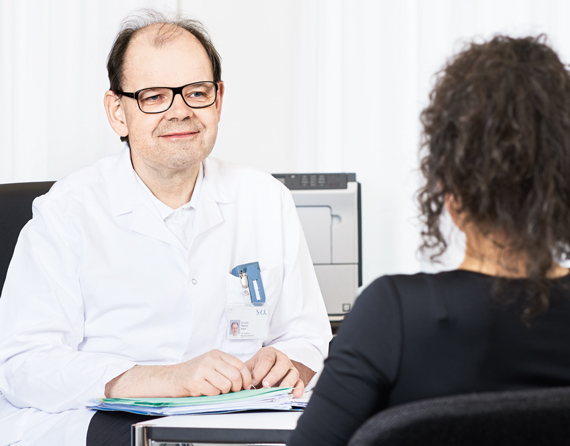 Dr. med. Thomas Künzi im Gespräch mit einer Patientin