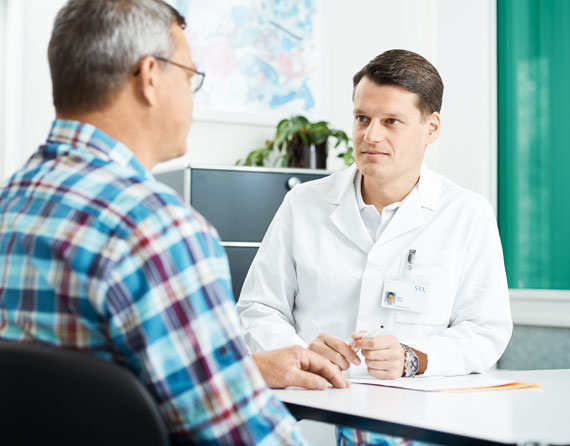 Niklas Pelzer im Gespräch mit einem Patienten Niklas Pelzer im Gespräch mit einem Patienten